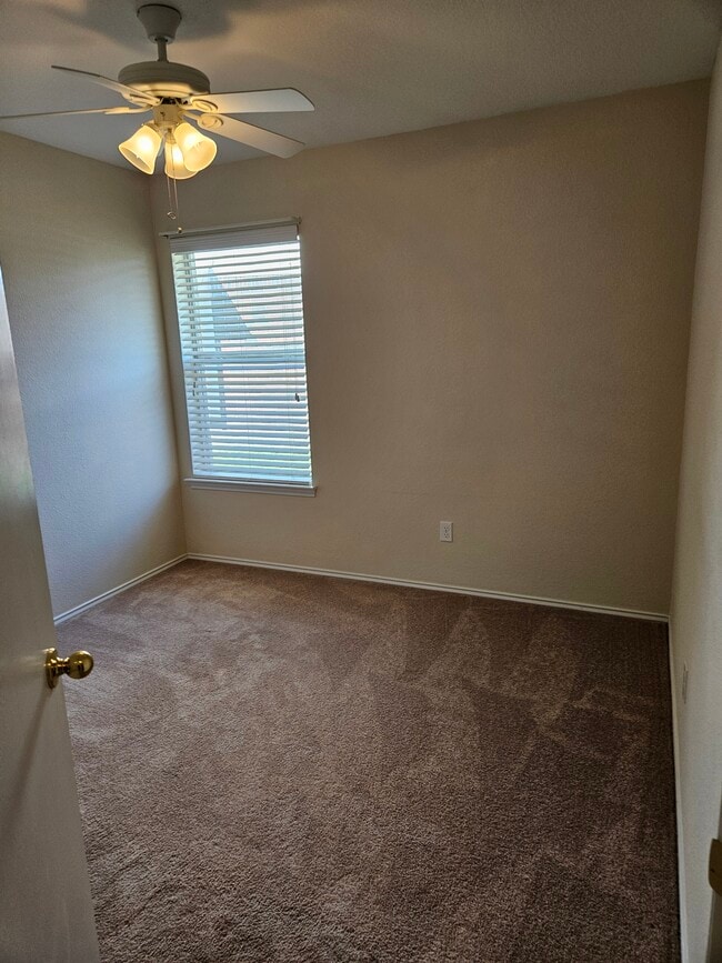 Building Photo - 1002 Woodview Dr