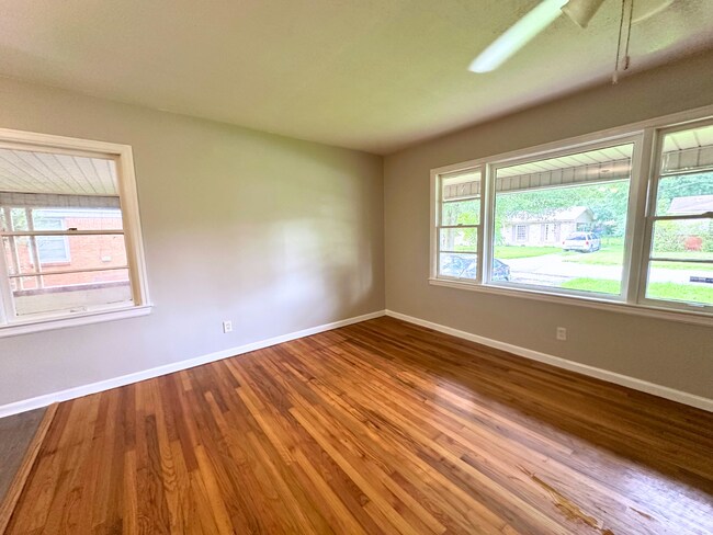 Building Photo - 916 Delmar Dr