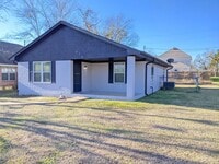 Building Photo - IMMEDIATE MOVE IN!!!  Spacious 2 Bed, 1 Ba...