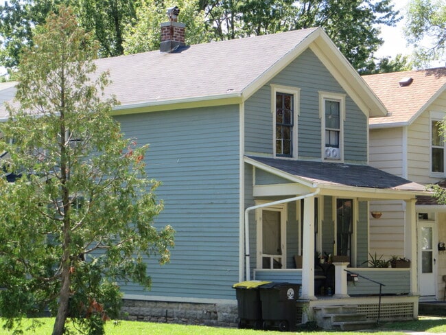 Building Photo - Two Bedroom Home with a bonus room/3rd bedroom in Historic District (Williams-Woodland Historic P...