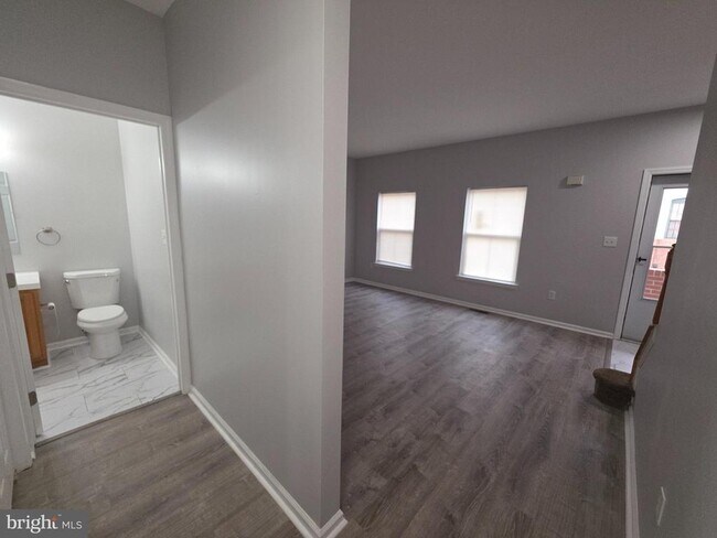 Building Photo - 611 Artisan St