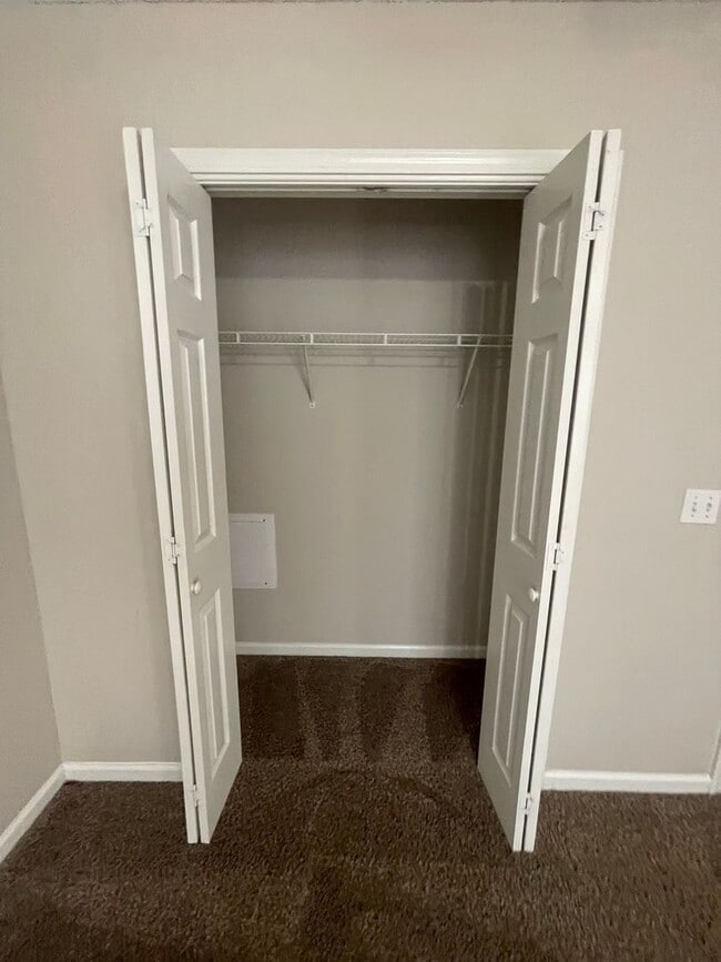 Building Photo - Briarwood West!!!  1/2 OFF FIRST MONTH REN...