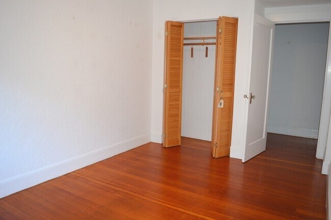 Building Photo - LowCres2