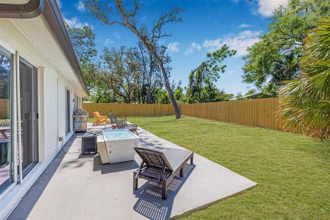 Building Photo - 4925 Camellia Way S