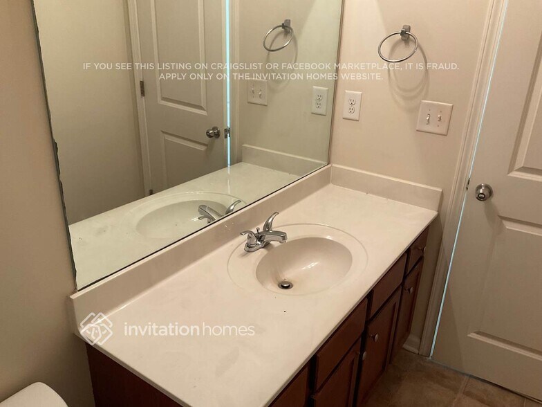 Building Photo - 319 Village Broad St