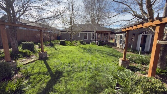 Building Photo - 501 NE Broadway St