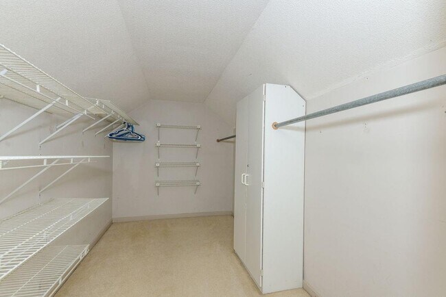 Building Photo - 10315 Crescent Ridge Dr