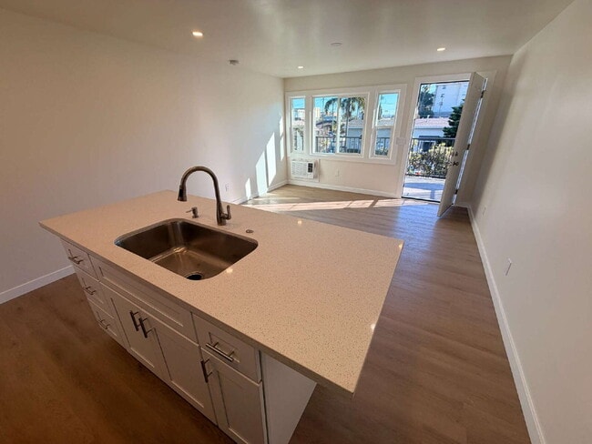 Building Photo - Modern Open Concept1 Bed + 1 Bath Upstairs Unit + In-Unit Laundry + AC