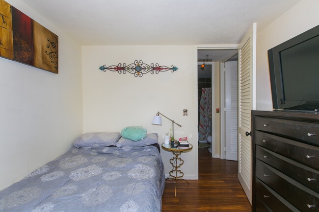 Building Photo - 1511 Nuuanu Ave