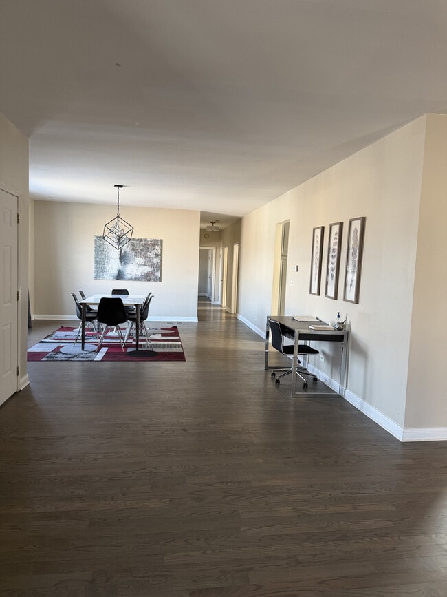 Building Photo - 1615 W Lawrence Ave