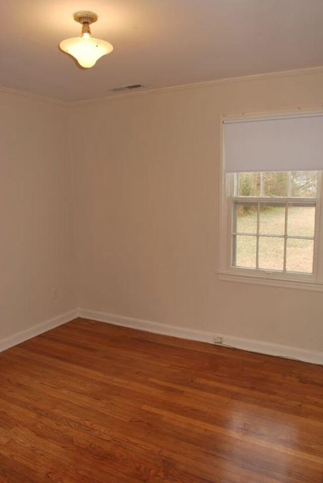 Building Photo - 3 bedroom 1 bathroom i near University of ...