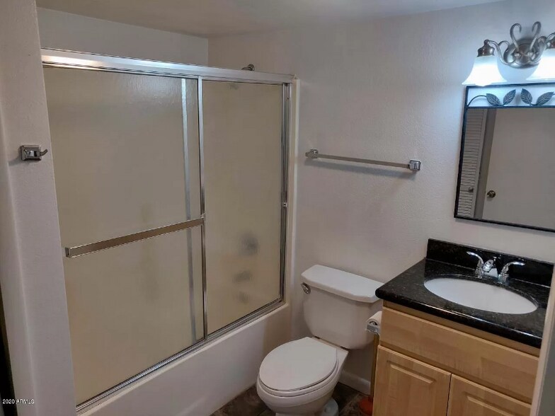 Building Photo - 1005 E 8th St