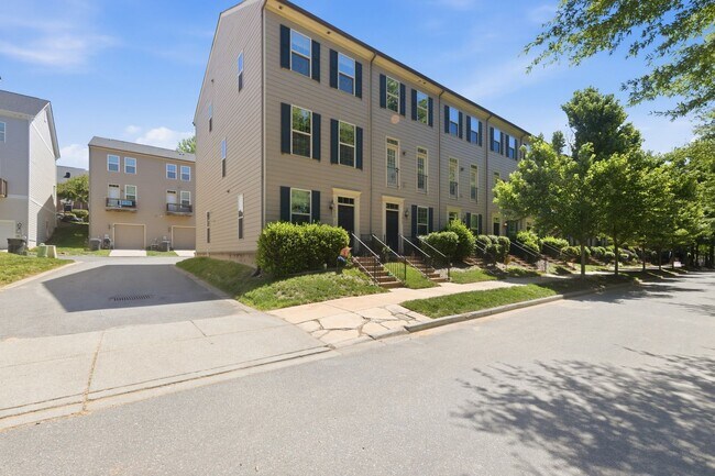 Building Photo - Stylish 3bd 3.5bath townhome for rent in the highly desirable Vermillion