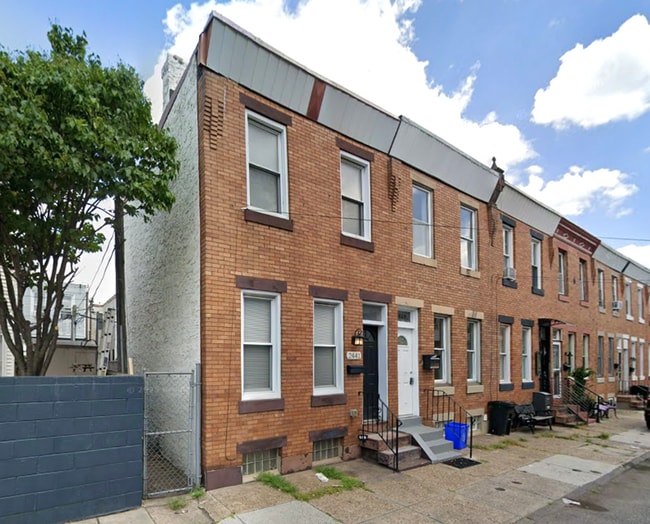 Building Photo - Gorgeous 2-Bedroom Townhome in the Heart o...