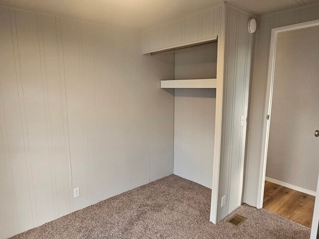 Building Photo - 3 bed 2 bath mobile home Secrion 8 accepted