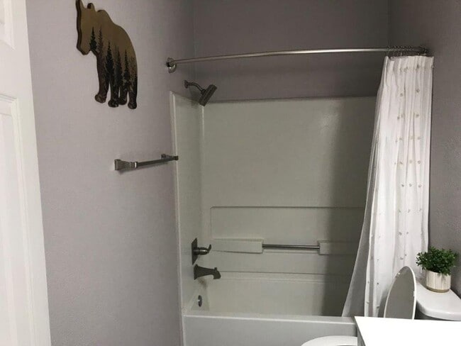 Building Photo - Spacious 2/2 Condo Minutes from Campus. Fu...