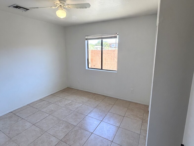 Building Photo - 815 E Lester St