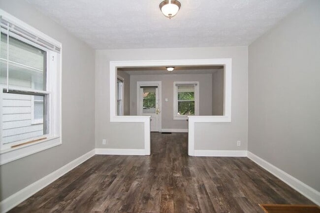 Building Photo - Great Location in Speedway