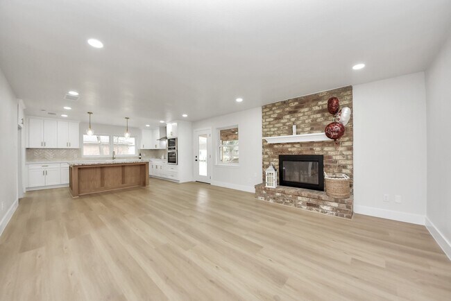 Building Photo - 26206 Maplewood Dr