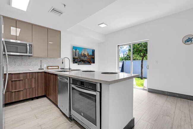 Building Photo - 15450 NW 2nd Ave