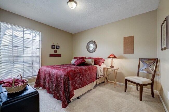 Secondary room in front - 16 Warwick Ln