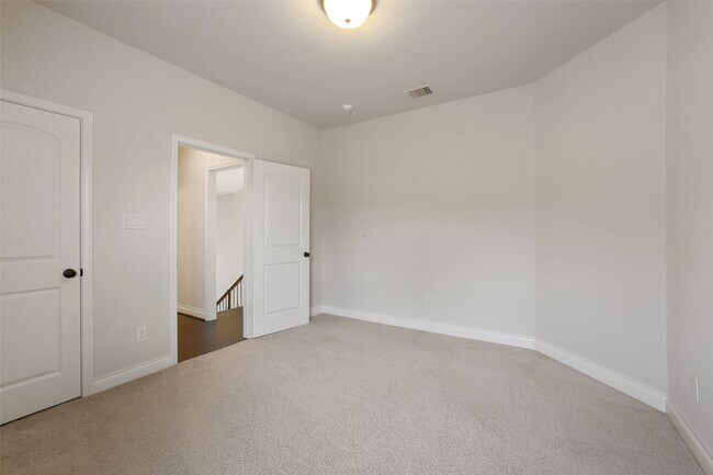 Building Photo - 2707 River Run Rd