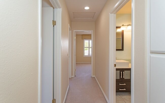 Building Photo - Charming 4 bedroom Home in Oceanside