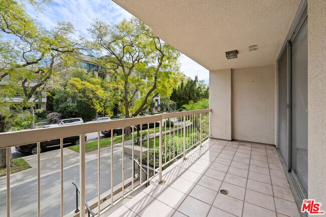 Building Photo - 441 N Oakhurst Dr