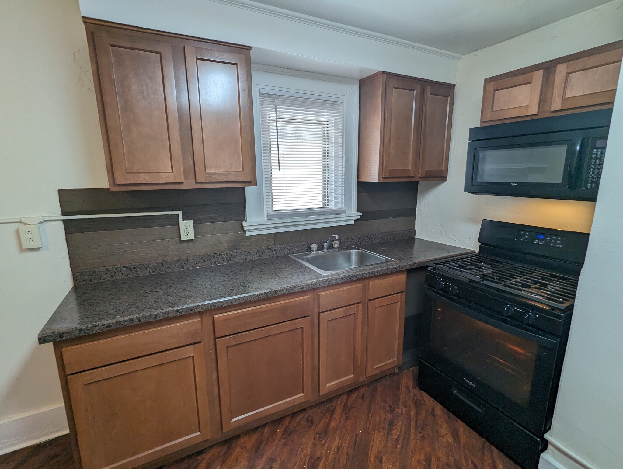 Building Photo - 608 Elmwood Ave