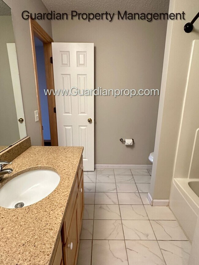 Building Photo - Maple Grove Town Home, 2 Car Garage, W/D, Balcony, Dishwasher, Avail June/July