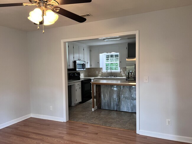 Building Photo - 69 Rainbow Rd