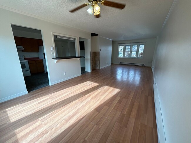 Building Photo - 3 Bed 1.5 Bath Townhome In Excellent Neighborhood