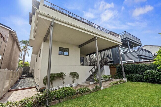 Building Photo - Stunning, Modern and Immaculate 3/BR 2.5/B...