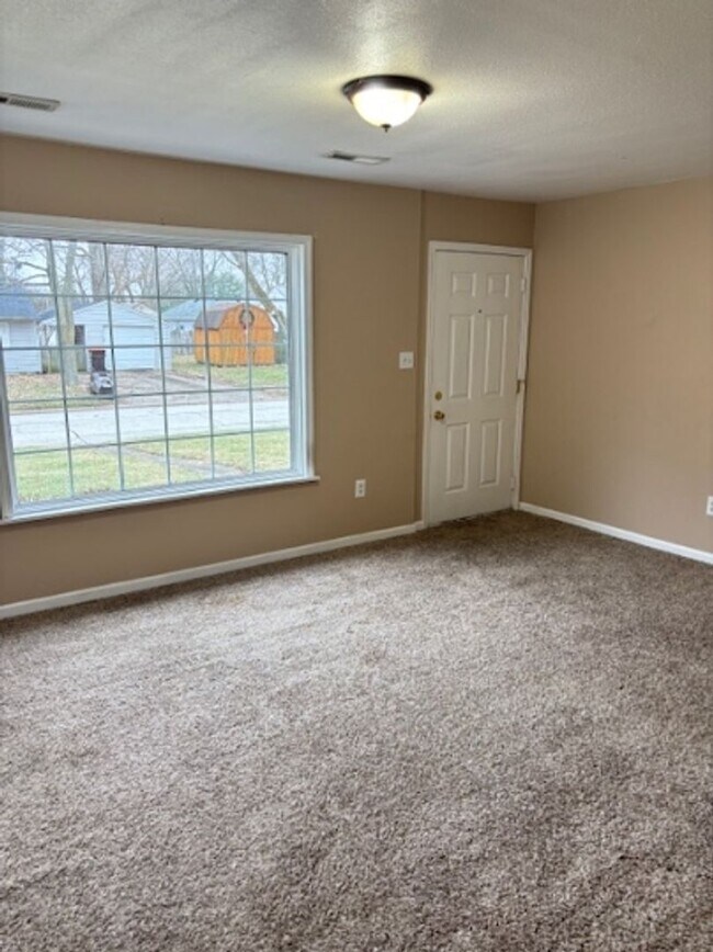 Building Photo - 705 Roslyn Dr. Rantoul, IL