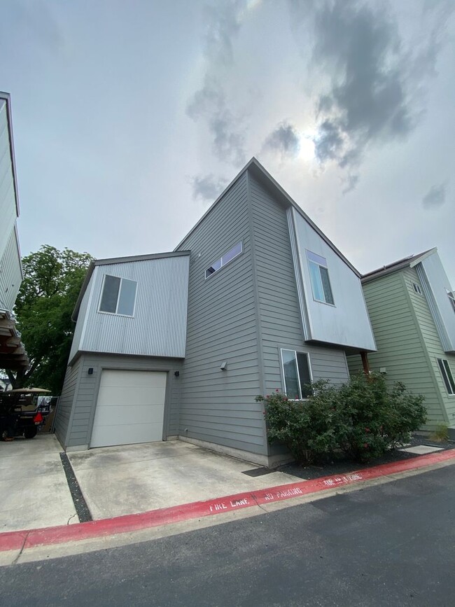 Building Photo - Beautiful Home Move in Ready Located minutes from Southtown!