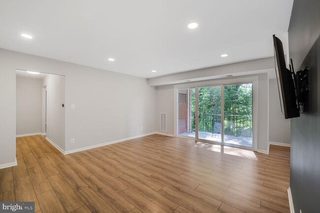 Building Photo - 3860 Lyndhurst Dr