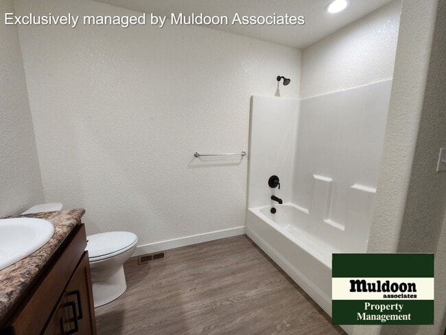 Building Photo - 3 bed 2 bath duplex unit available now!