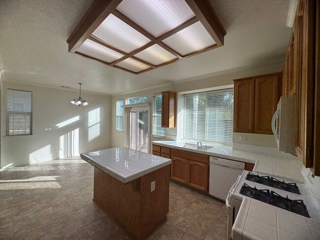 Building Photo - Spacious 2 Story Near Trails & Rose Park