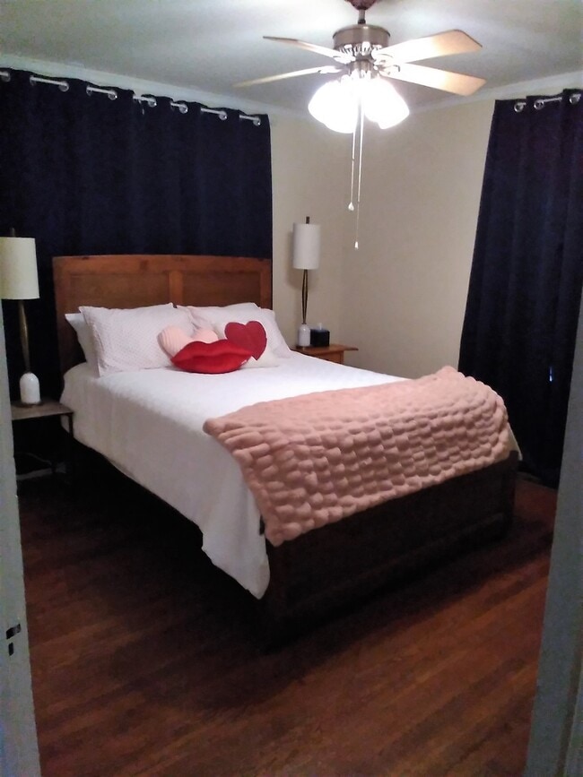 Building Photo - 707 Columbus Dr