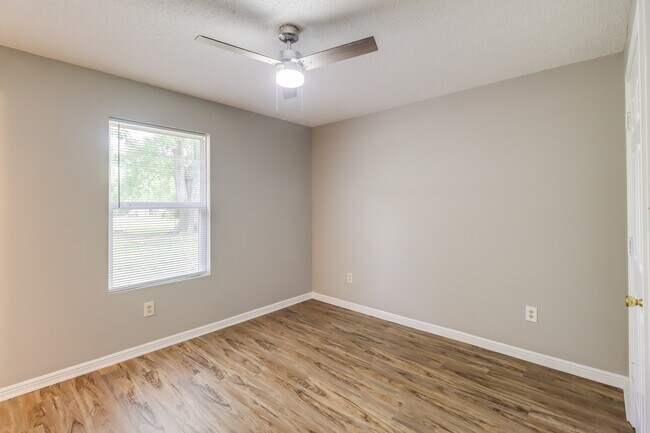 Building Photo - 170 Dorries St