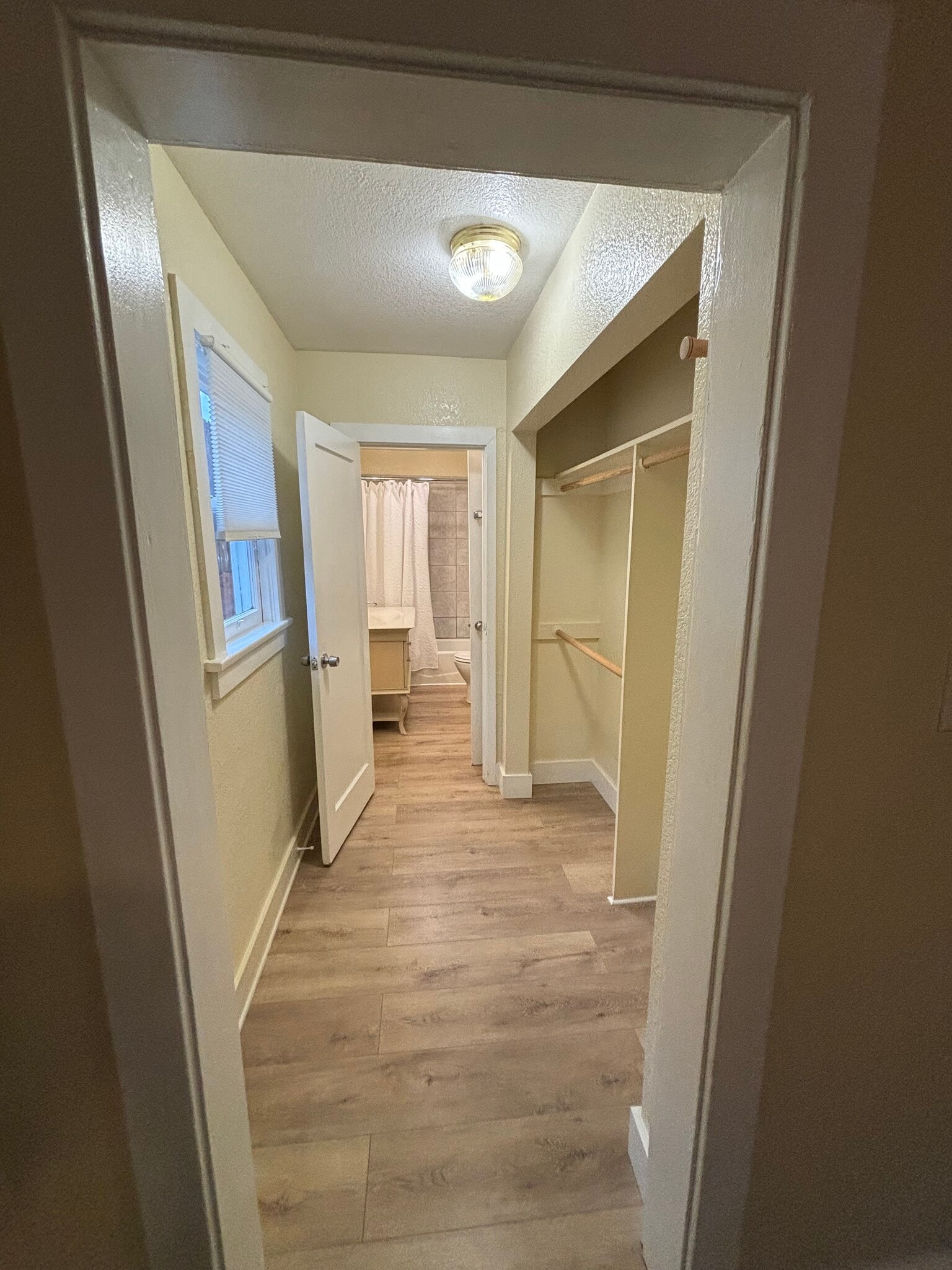 Own private on suite walk in closet - 912 1/2 California Ave