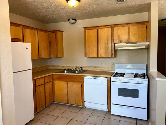 Building Photo - 2/1 Duplex Available 7/29/2026!