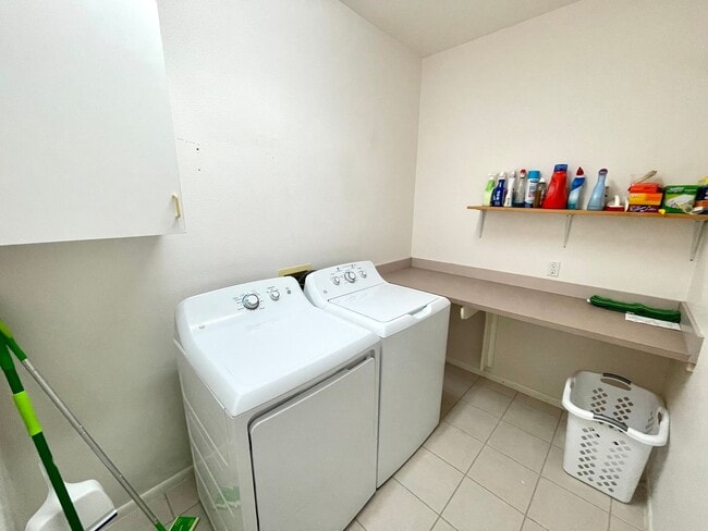 Building Photo - Large 2 Bedroom Home off the Parkway!