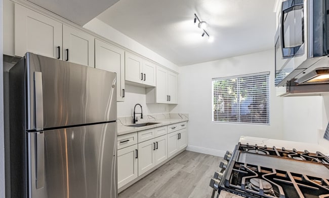 Building Photo - 12521 Lakewood Blvd