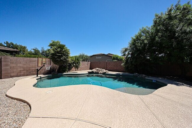Building Photo - Welcome to this stunning 3-bedroom, 2-bath...