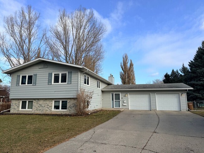 Primary Photo - Large 5-Bed 3-Bath Home with a Heated Garage and Large Fenced-In Backyard