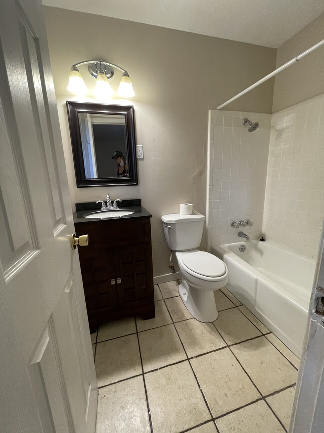 Master bath - 323 Hunter Dr