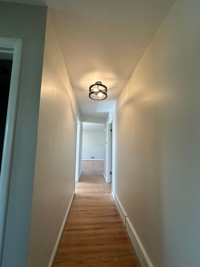 Building Photo - 3 bedroom/1.5 bath w/basement in Woodlawn Park. Available mid June
