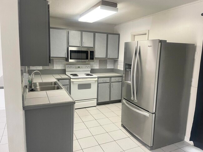 Building Photo - 710 Legion Dr