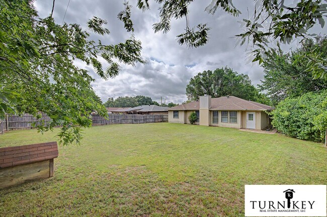 Building Photo - 913 Springhill Dr